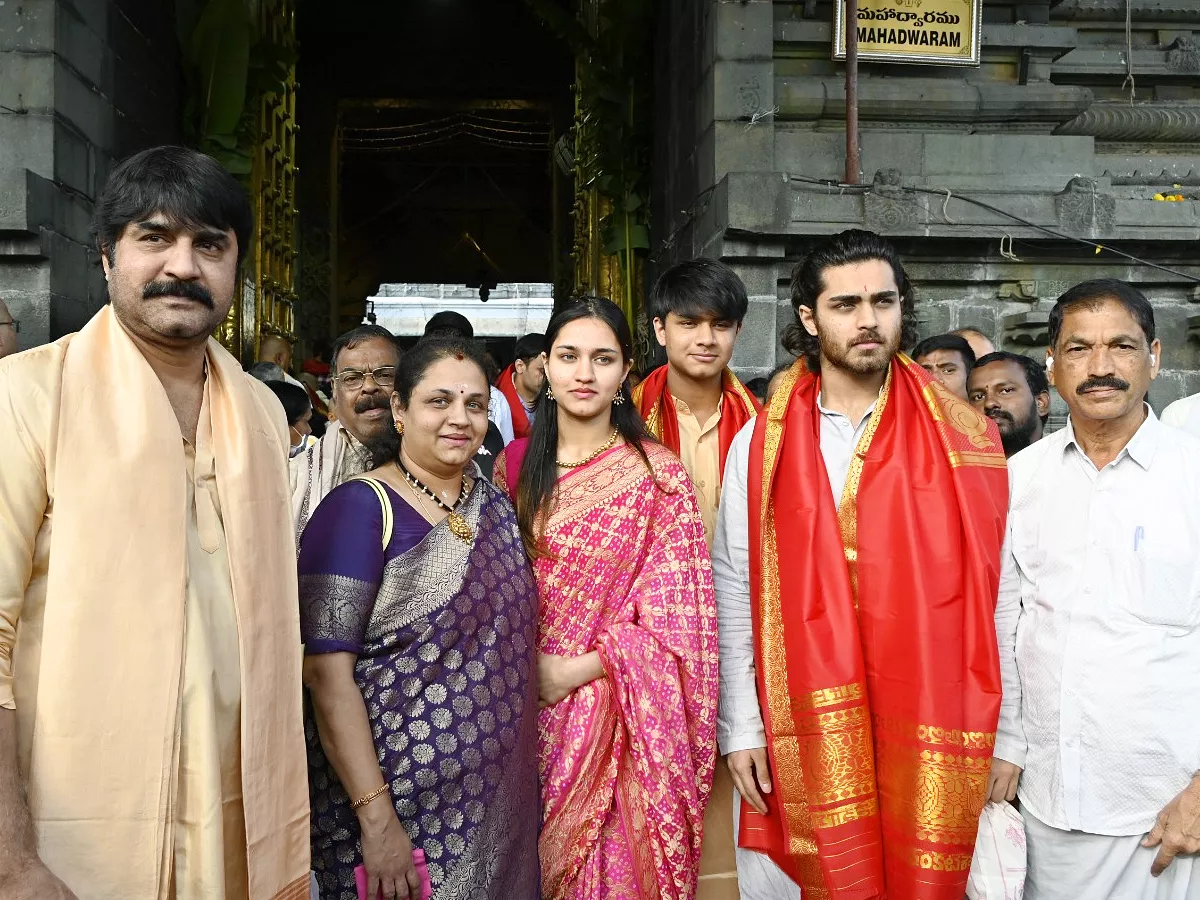 Hero Srikanth With His Family Visits Tirumala Temple Photos - Sakshi