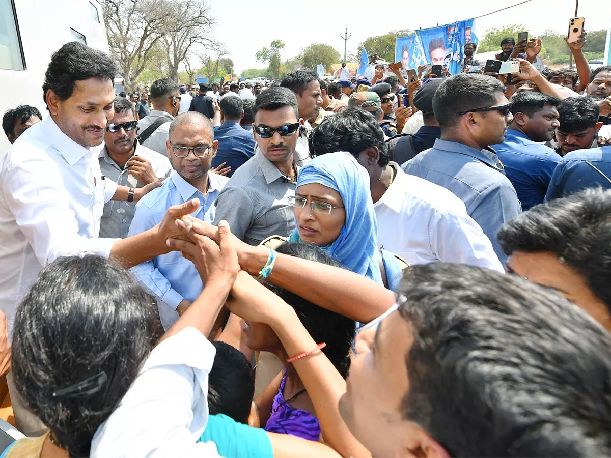 AP CM YS Jagan Memantha Siddham Day3 at Kurnool district - Sakshi