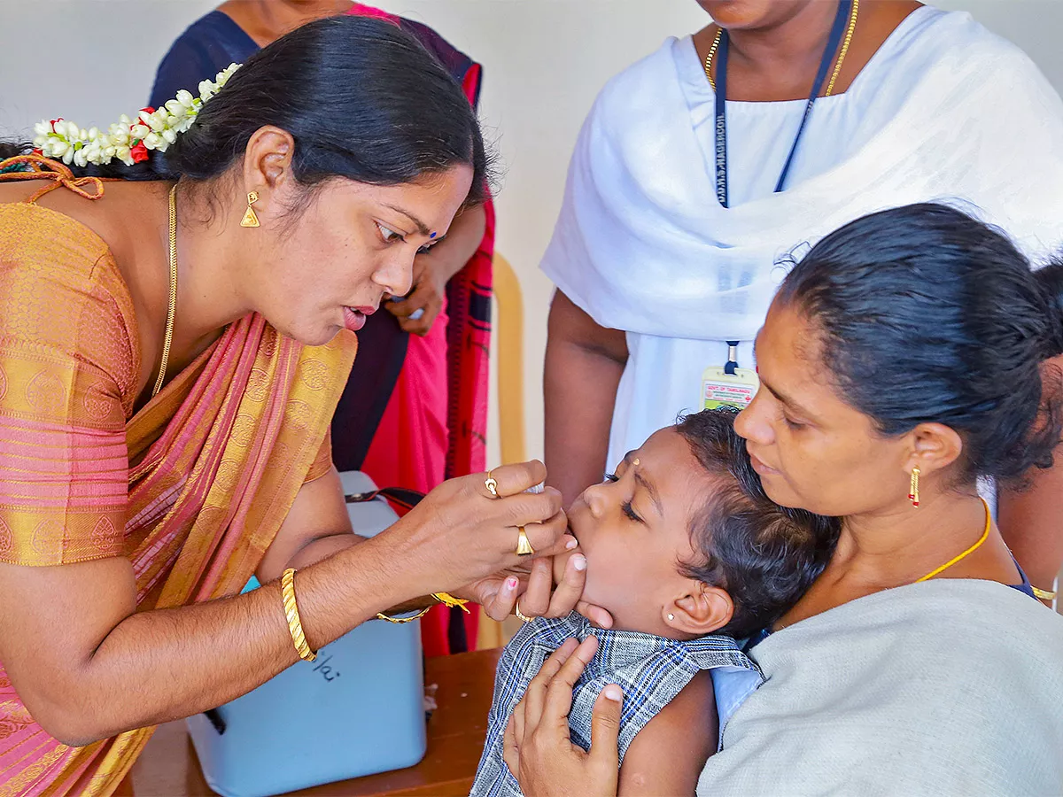 Pulse Polio vaccine to children photos - Sakshi