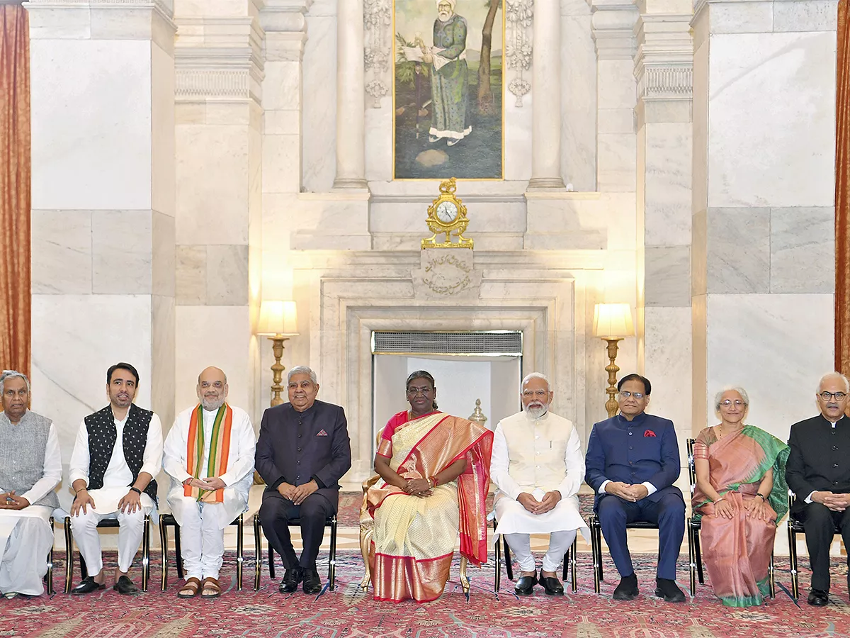 President Droupadi Murmu confers Bharat Ratna awards Photos - Sakshi