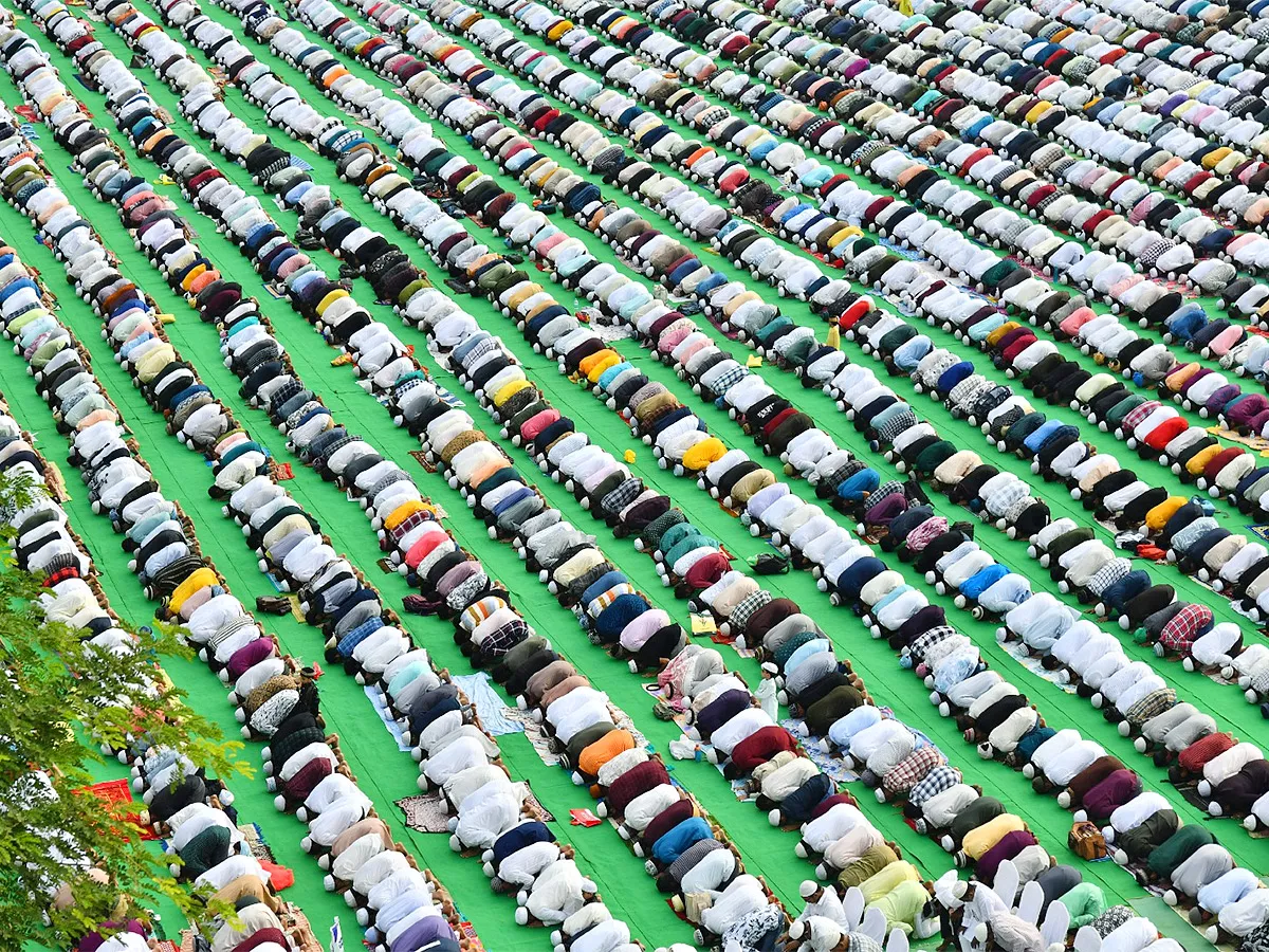 ramzan festival: Muslims offer special prayers Indira Gandhi Municipal Stadium in Vijayawada - Sakshi