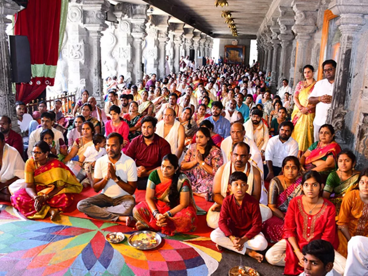 Devoties Rush At Yadadri Sri Laxmi Narasimha Swamy Temple: Photos Viral