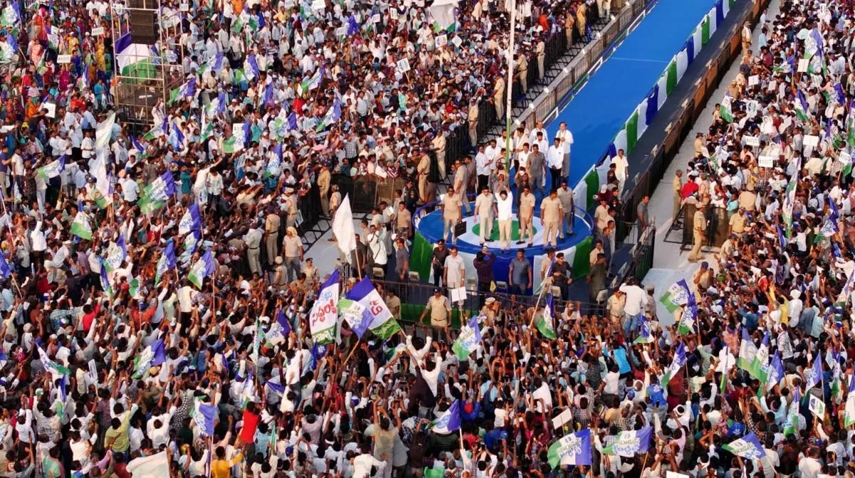 YS Jagan Mohan Reddy Memantha Siddham Bus Yatra at Gudivada Photos