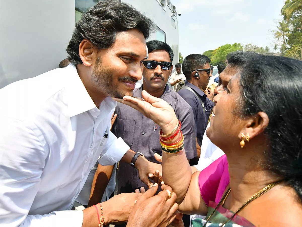 ys jagan memantha siddham bus yatra westgodavari photos