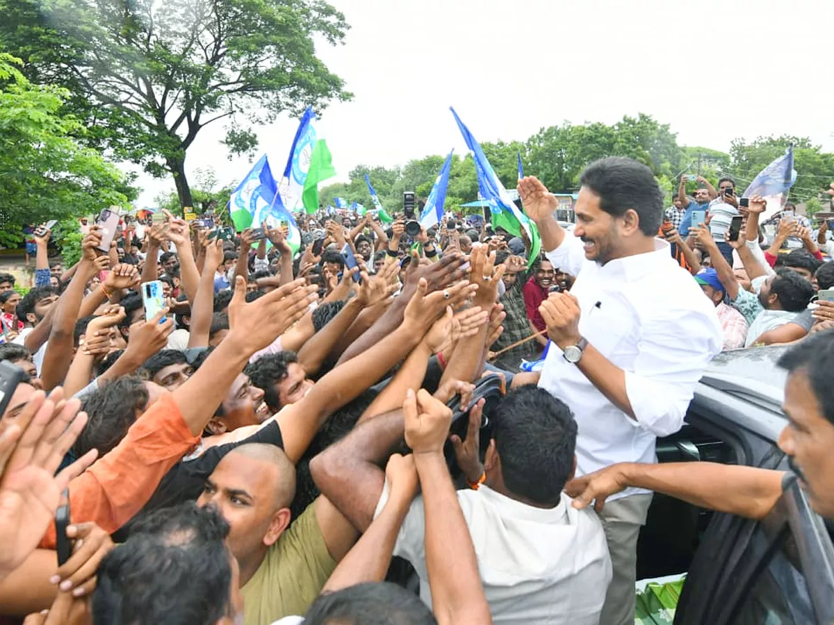 YS Jagan Receives Grand Welcome at Vinukonda Photos