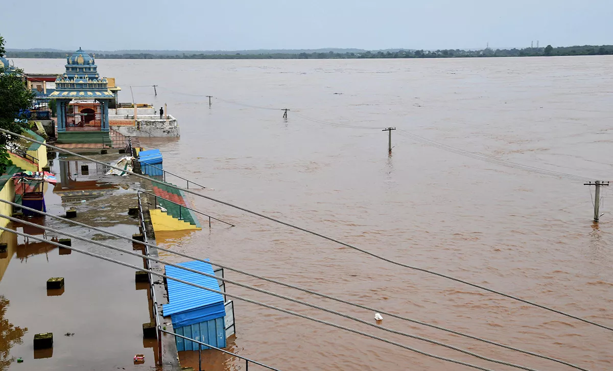 Godavari Water level Rises at Bhadrachalam Photos