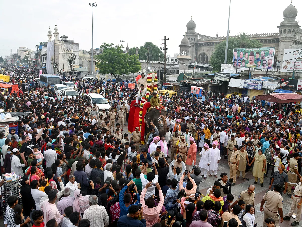 Huge Devotees Throng To Old City Temple For ‘Rangam’ Photos