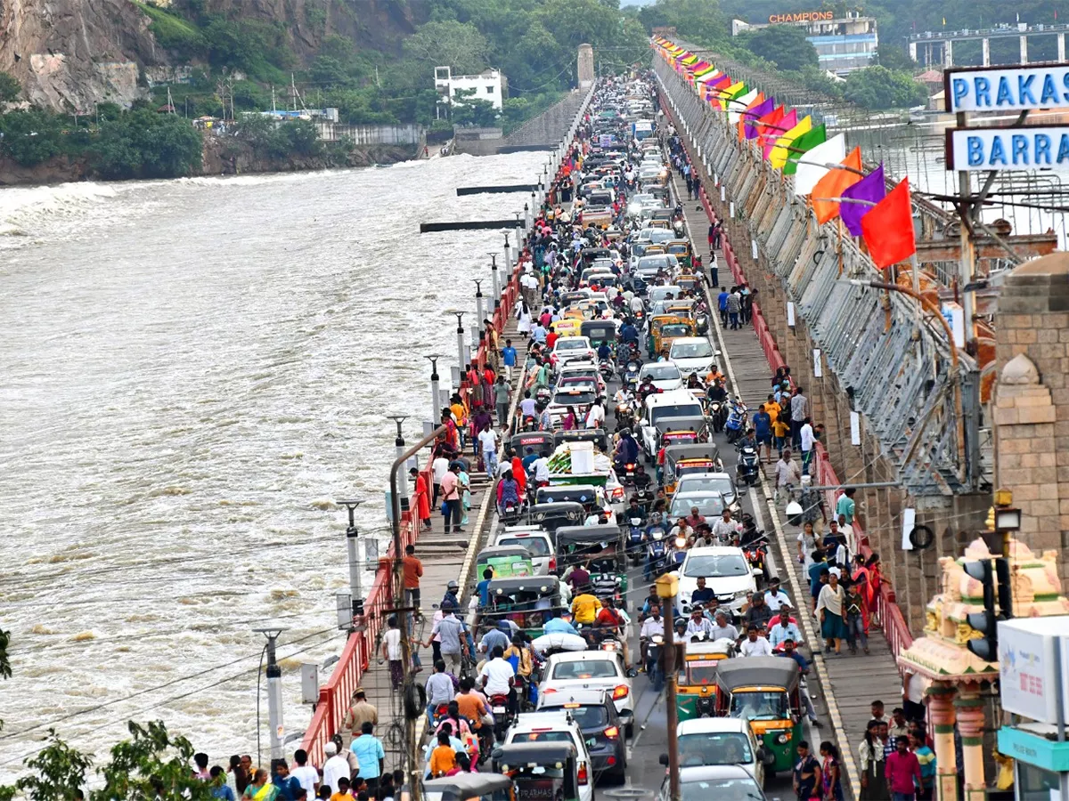 Vijayawada : Crowd of visitors at Prakasam Barrage 