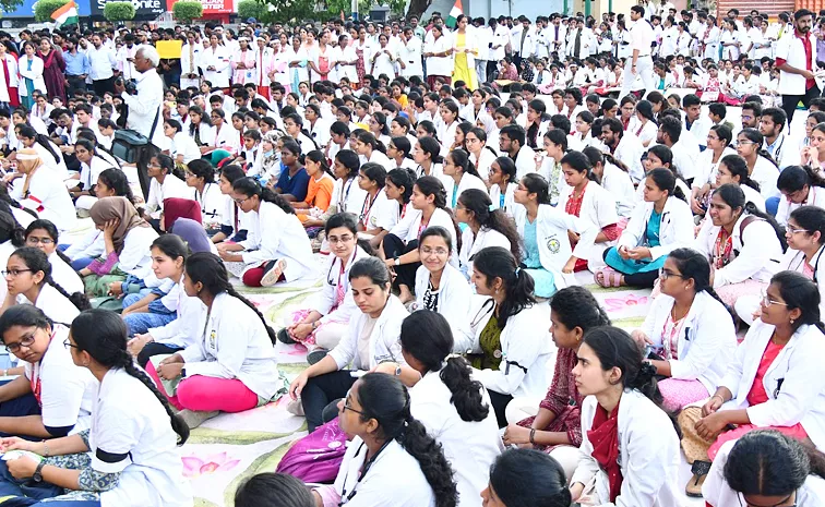 Junior Doctors Protest in Vijayawada Photos