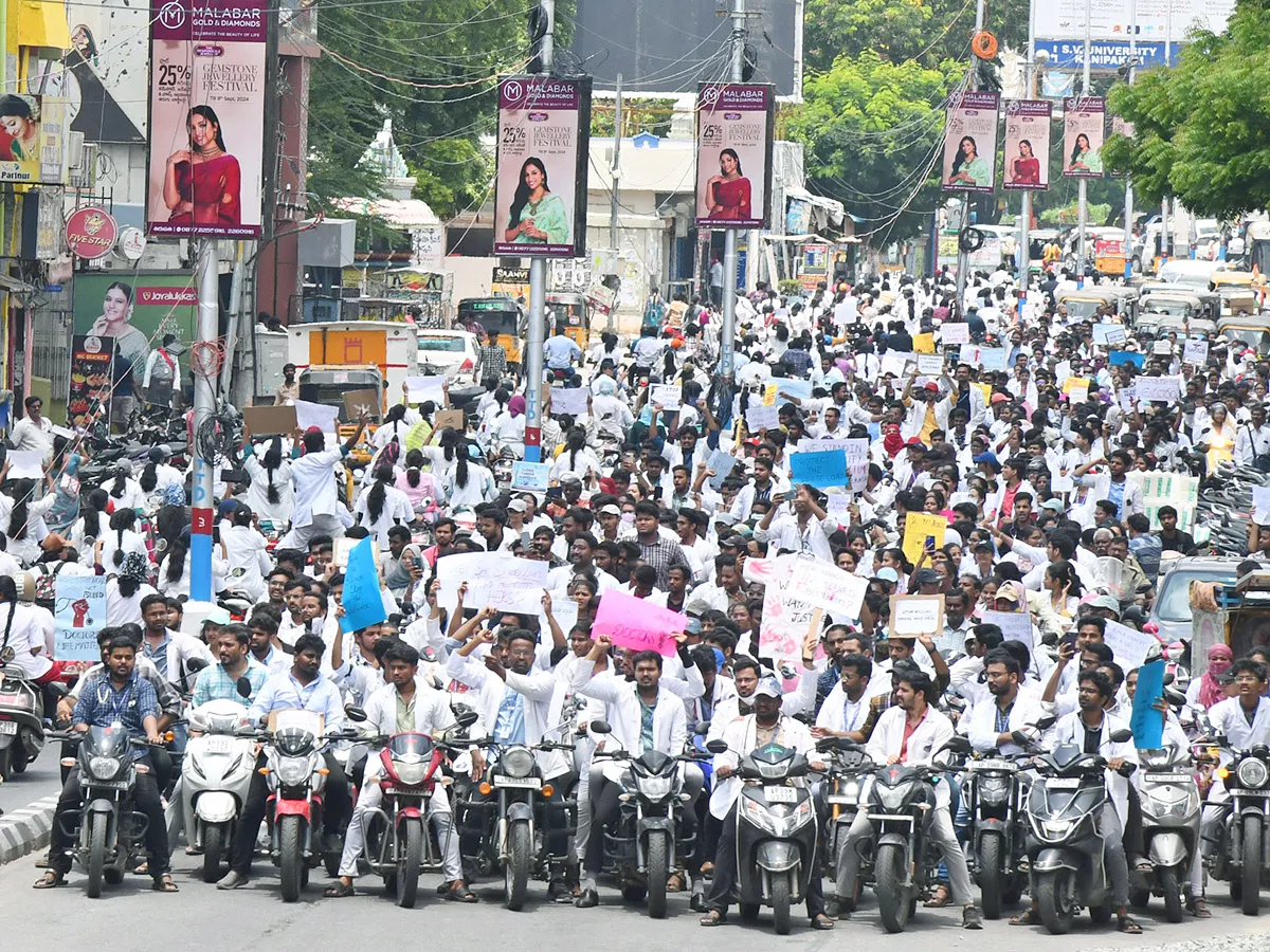 Kolkata Doctor Incident Junnior doctors protest in Tirupati 