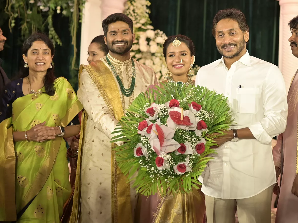 YS Jagan and YS Bharathi Attends Biyyapu Madhusudhan Reddy Daughter Pavithra Reddy Marriage