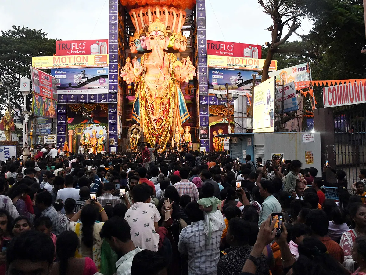 Devotees Rushed to Khairtabad Ganesh Photos