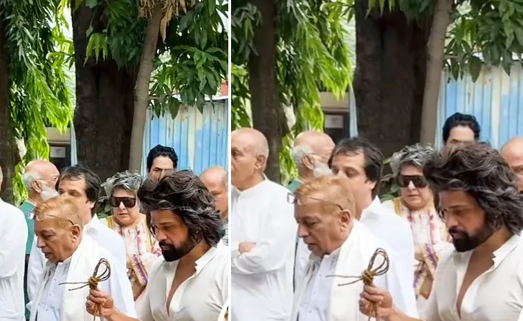 Himesh Reshammiya performs last rites of his late father, Vipin Reshammiya Photos