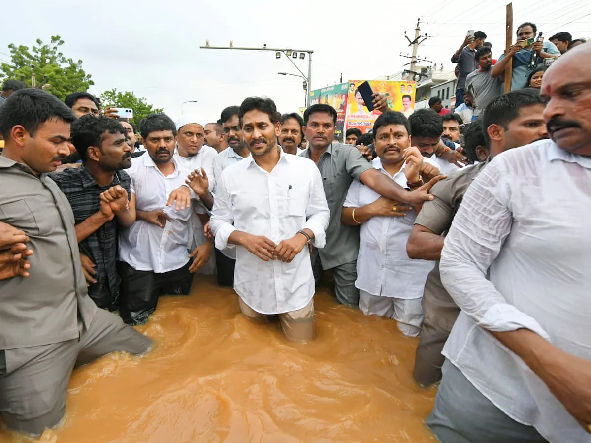 YS Jagan Interacts With Victims In Flood Water Photo Gallery