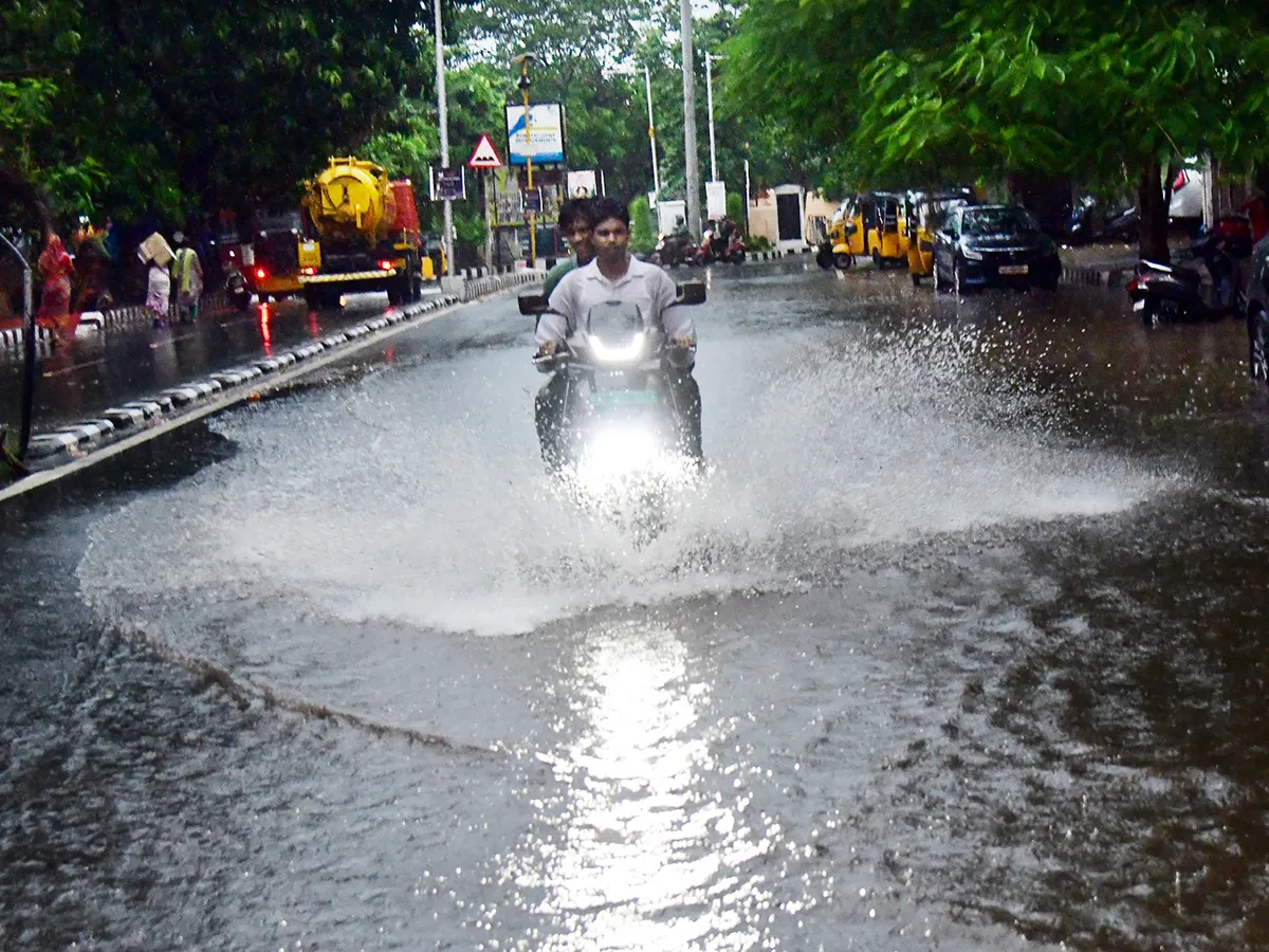 Heavy rain lashes Visakhapatnam Photo Gallery