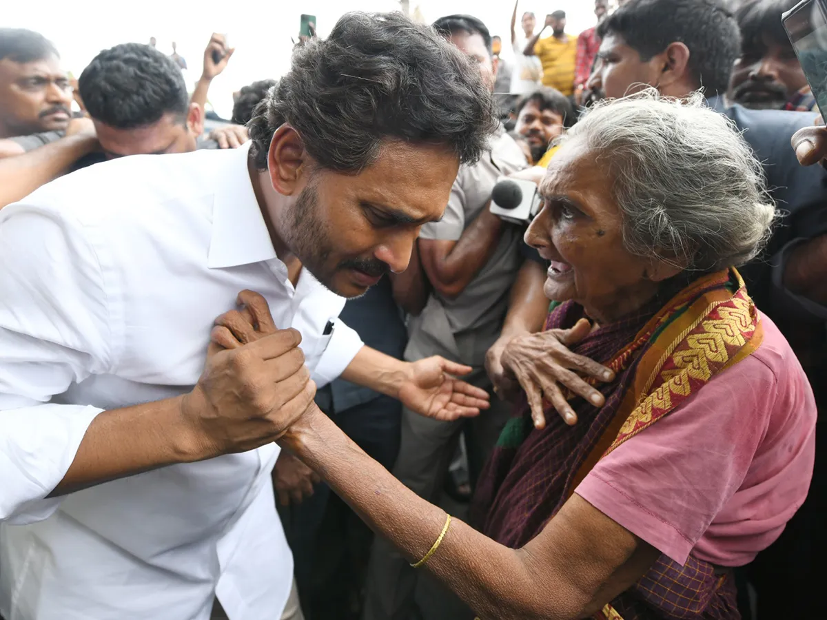 Vijayawada Floods: YS Jagan Visits Vijayawada and Consoles Victims