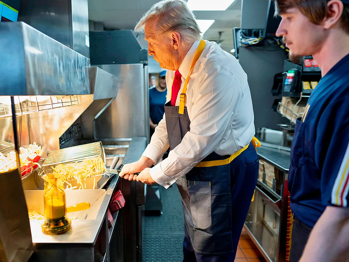 Donald Trump makes fries at McDonald's : Photos