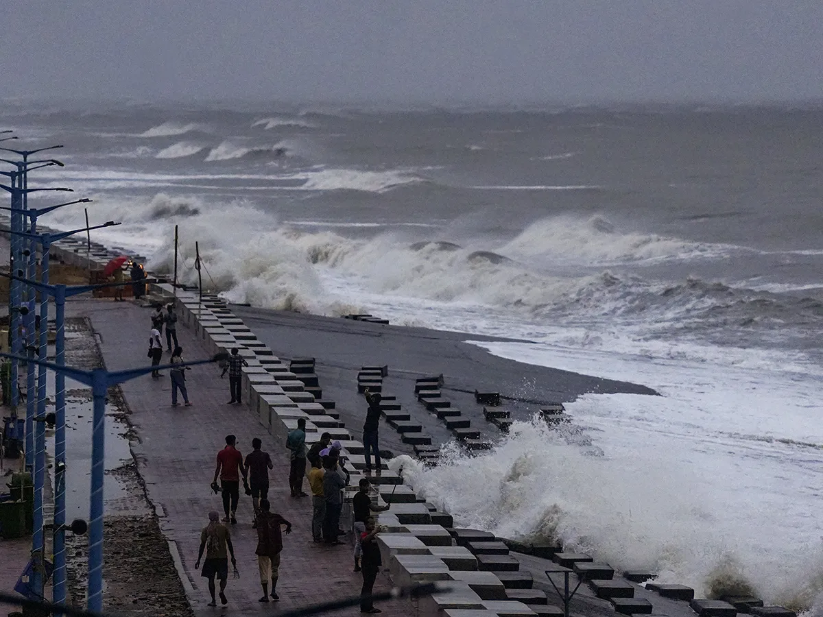 Cyclone Dana landfall Kolkata and Odisha Photos