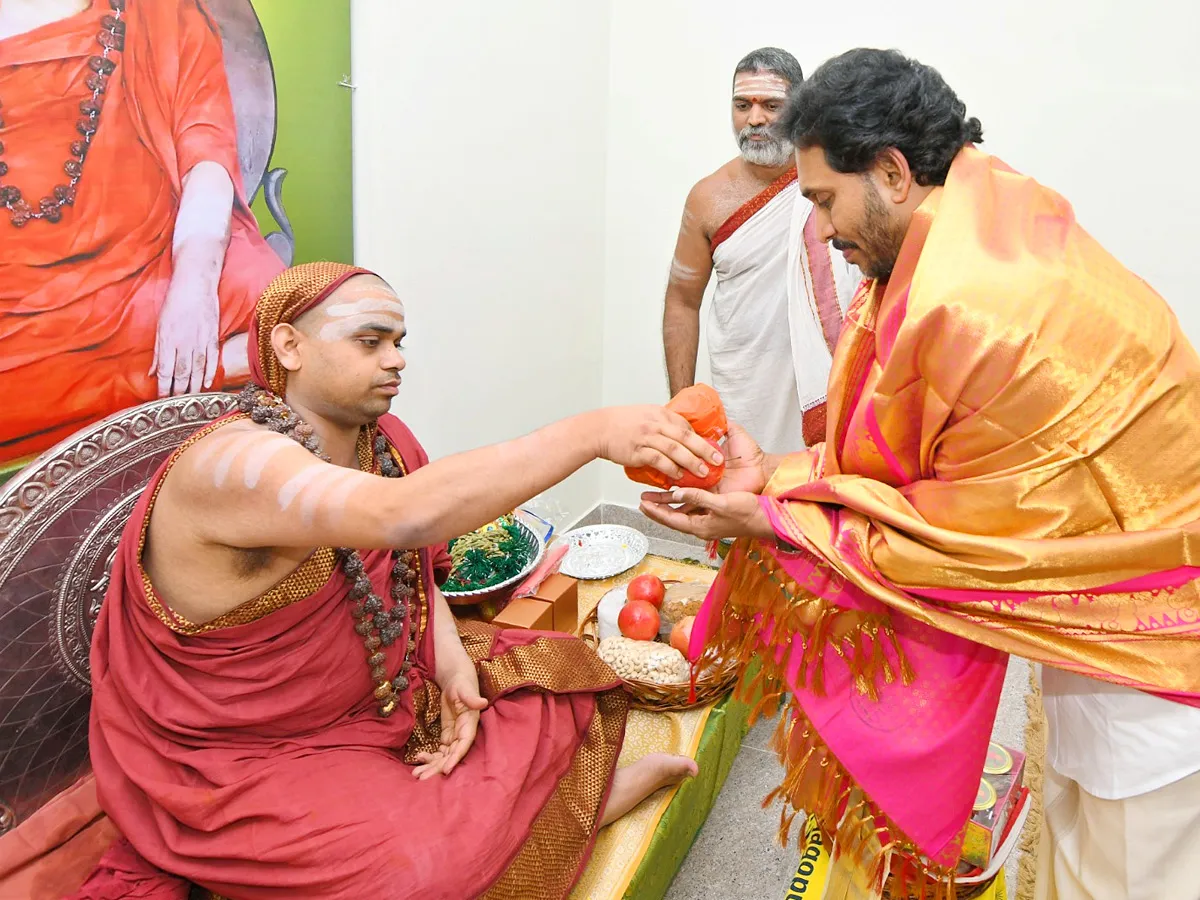 YS Jagan Visit Sri Sringeri Sharada Peetham At Vijayawada Photos