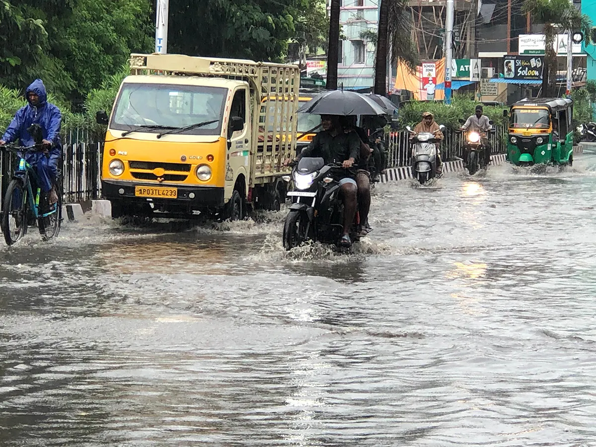 తిరుమల తిరుపతిలో భారీ వర్షం (ఫొటోలు)