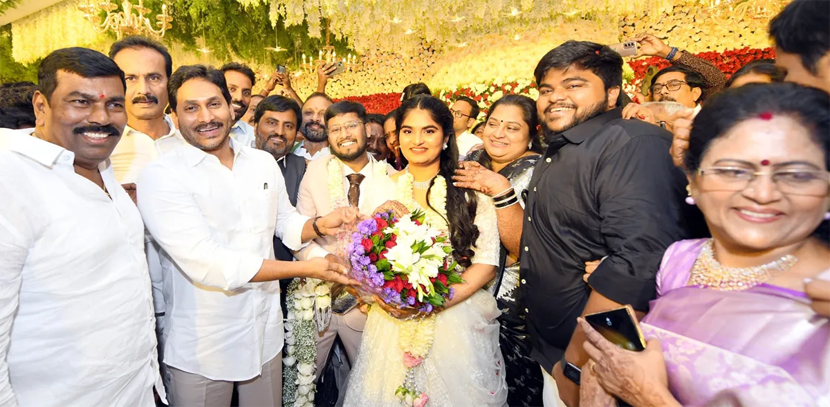 YS Jagan Attend Ysrcp Leader Daughter Wedding Reception Kurnool