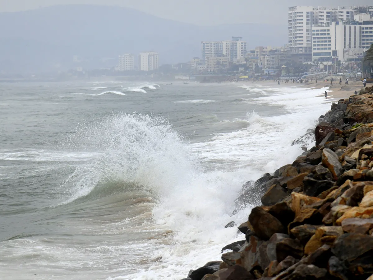 Weather report : Heavy rain in Visakhapatnam Photos