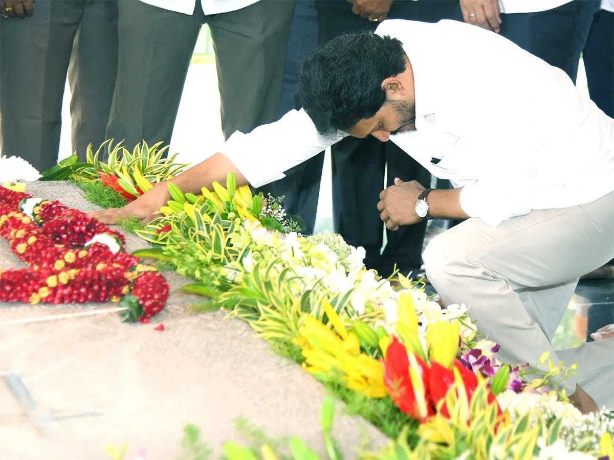 YS Jagan Pays Tributes Dr YSR at YSR Ghat in Idupulapaya