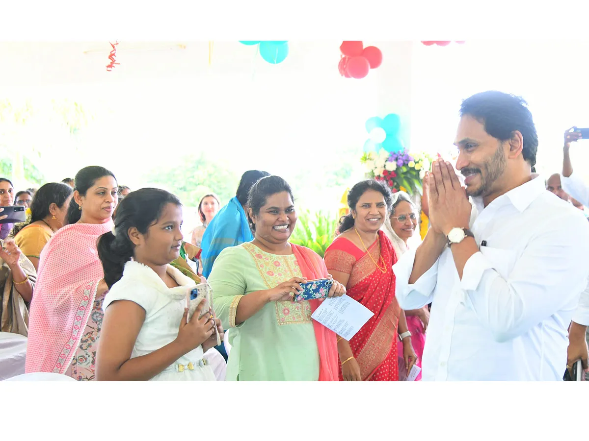 YS Jagan and family members in special Christmas prayers Photos