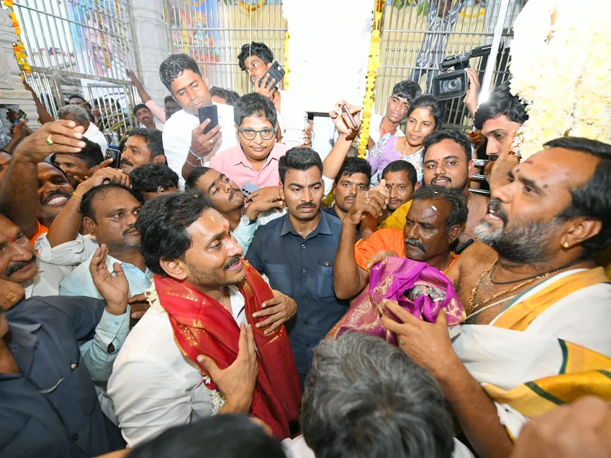 YS jagan mohan reddy Kadapa Tour Second Day Highlights Photos 