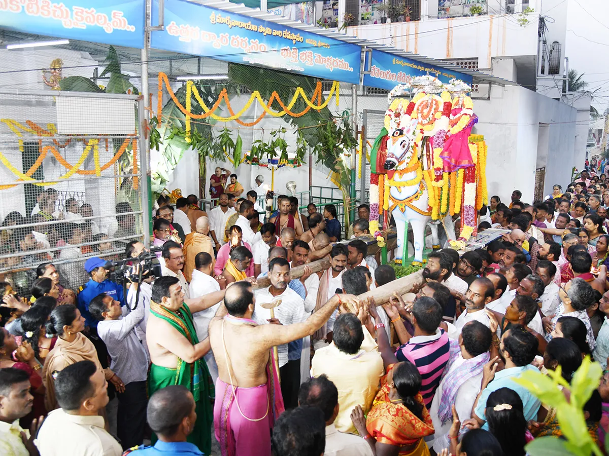 Huge Rush in Temples on Vaikunta Ekadasi Telugu states