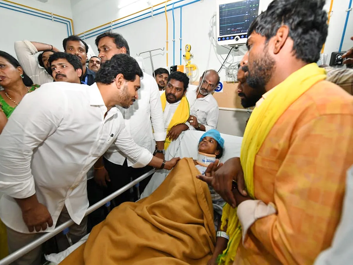 YS Jagan visit Tirupati Stampede Victims At Padmavathi Hospital Photos