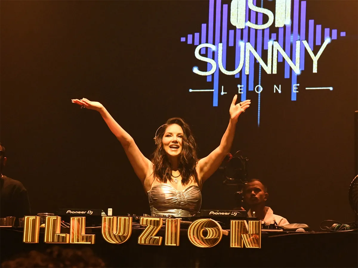 Sunny Leone Live Performence Hyderabad Photos