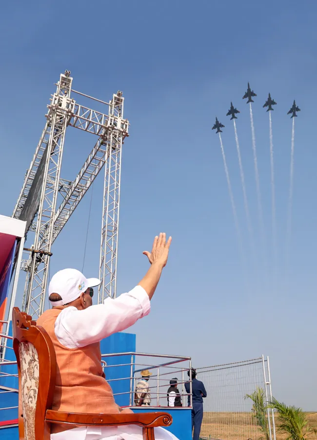 Fighter jets impress at Asias largest air show 