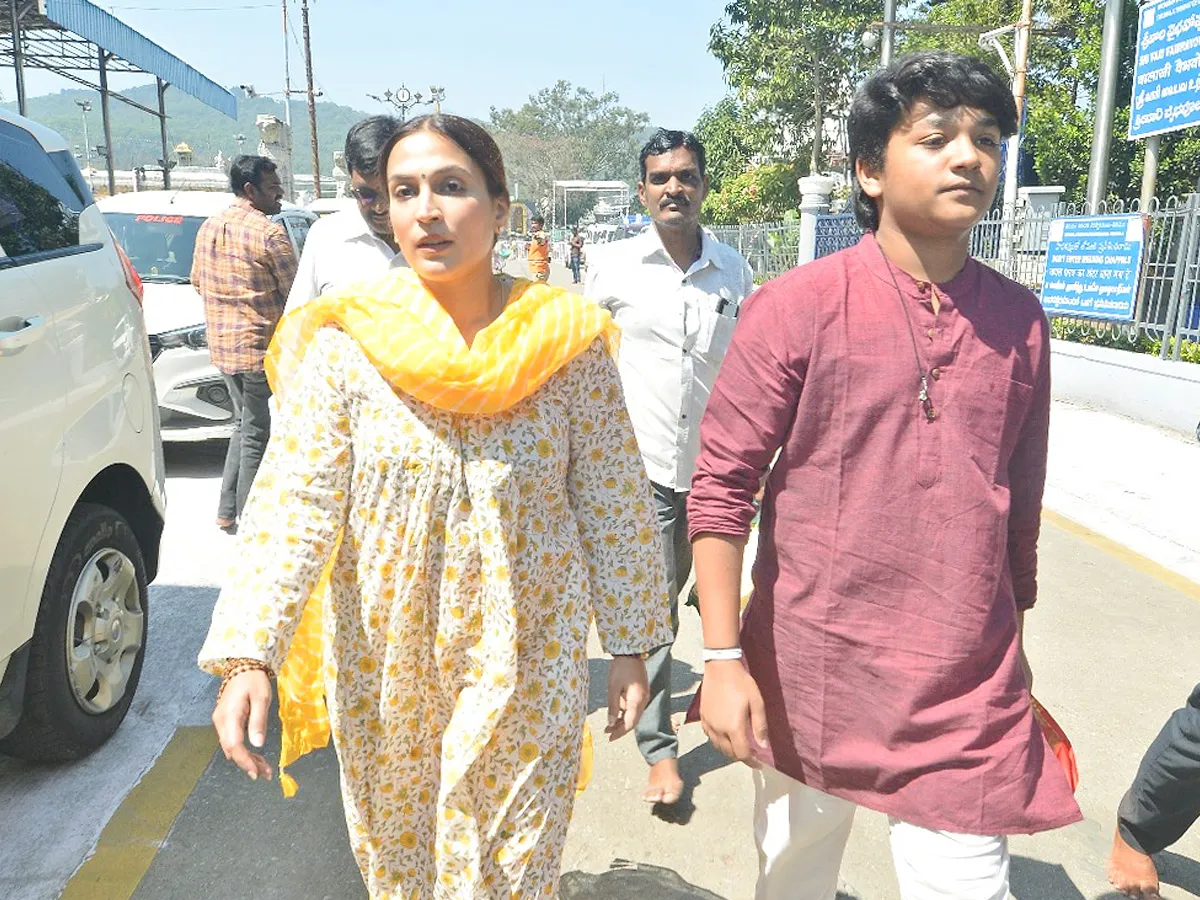 Rajinikanth daughter Aishwarya Visit Tirumala Along With Son Photos