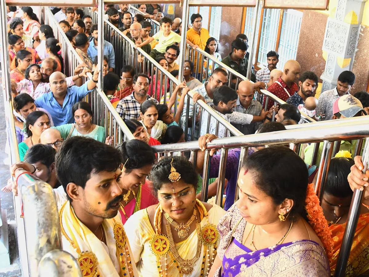 Huge Devotees Rush In Vijayawada Indrakeeladri Kanaka Durga Temple4