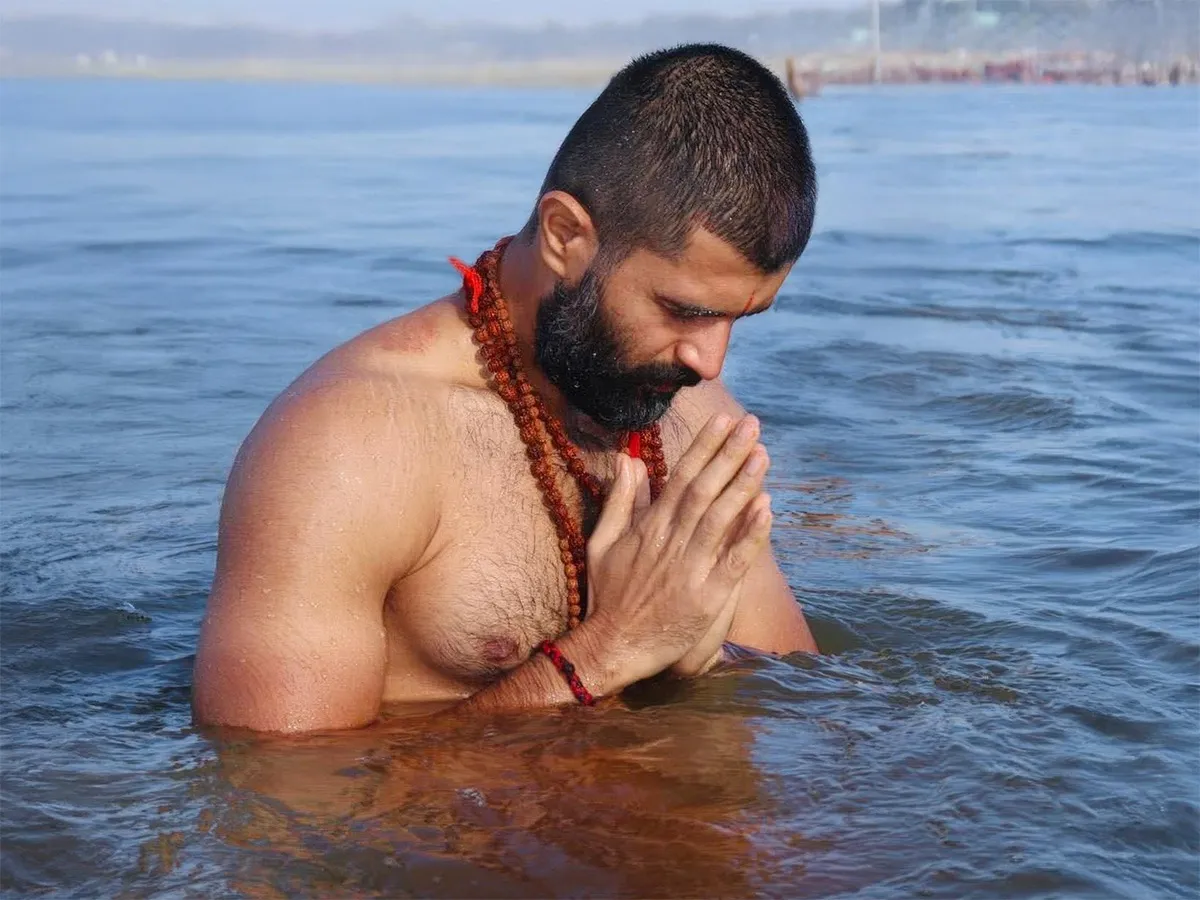 Vijay Deverakonda takes a holy dip at Mahakumbh photos goes viral