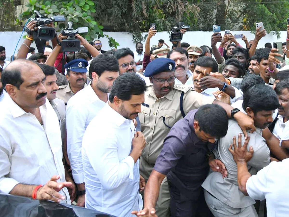 YS Jagan Meets Vallabhaneni Vamsi At Vijayawada Sub Jail Photos