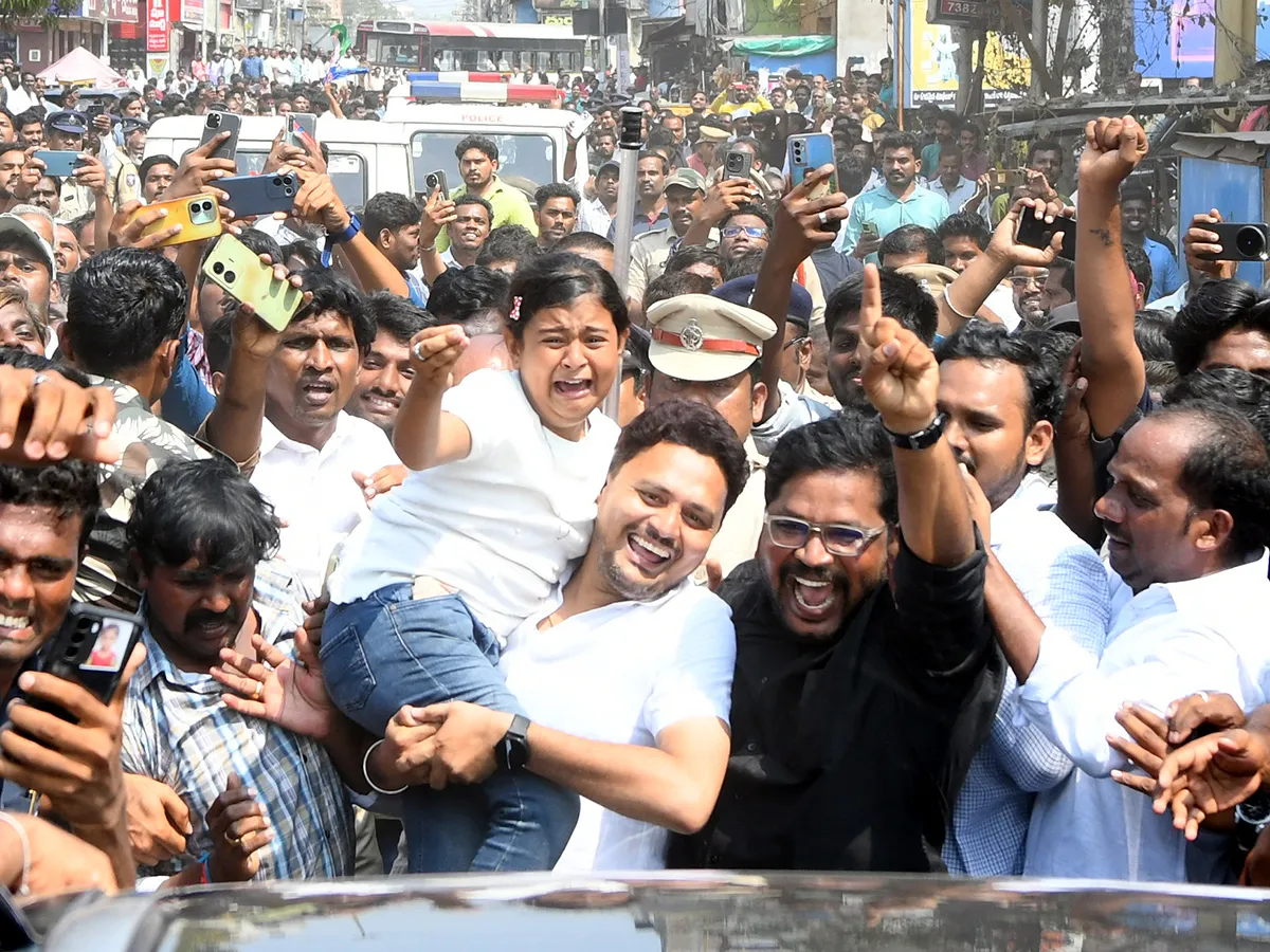 Little Girl Selfie With YS Jagan At Vijayawada Photos