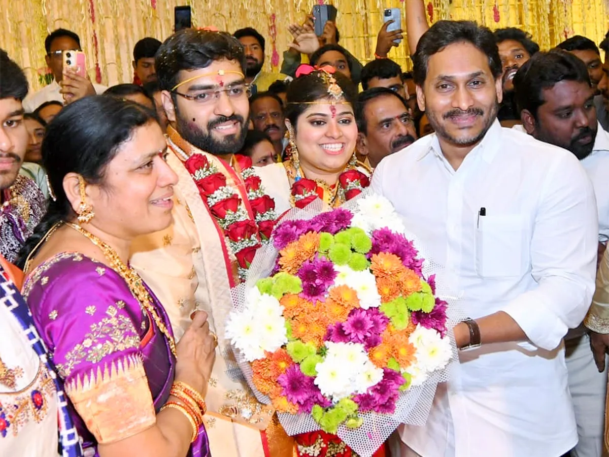 YS Jagan Attend Malladi Vishnu Daughter Marriage At Vijayawada Photos