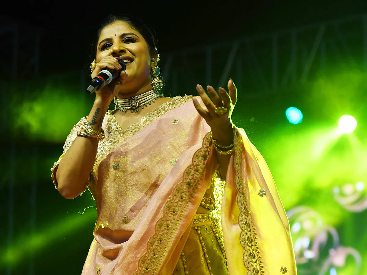 Srikakulam: Singer Mangli creates a buzz on the grounds of the Arts College