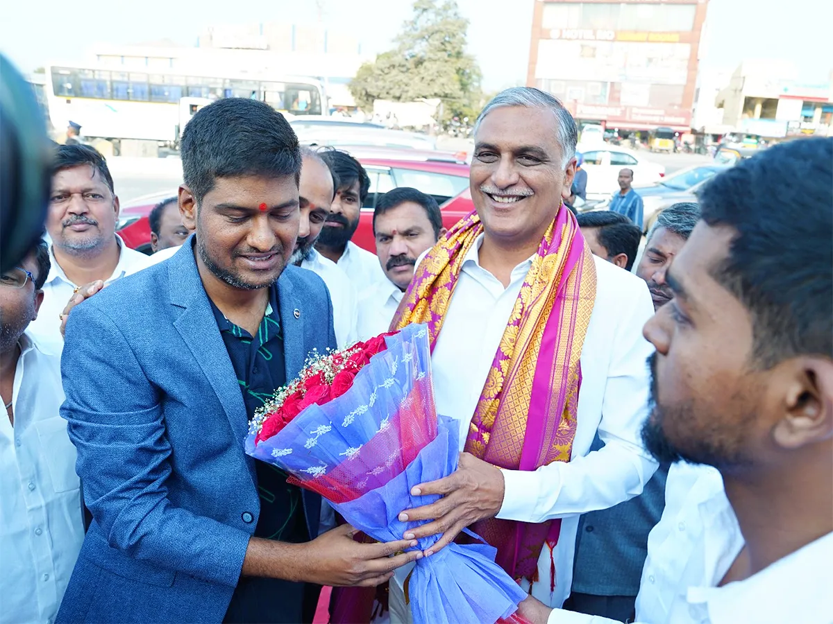 Hyderabad: Harish Rao inaugurates Arjun TVS Showroom 8