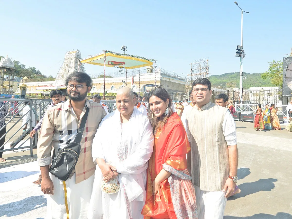 Actress Samyuktha Menon Visits Tirumala With Her Mother Photos