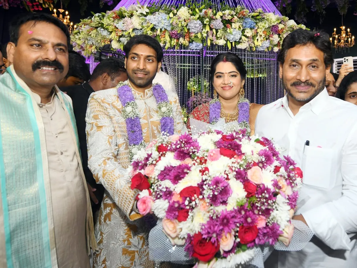 YS Jagan mohan reddy attends a marraige at Tenali creates a lot of excitement among fans