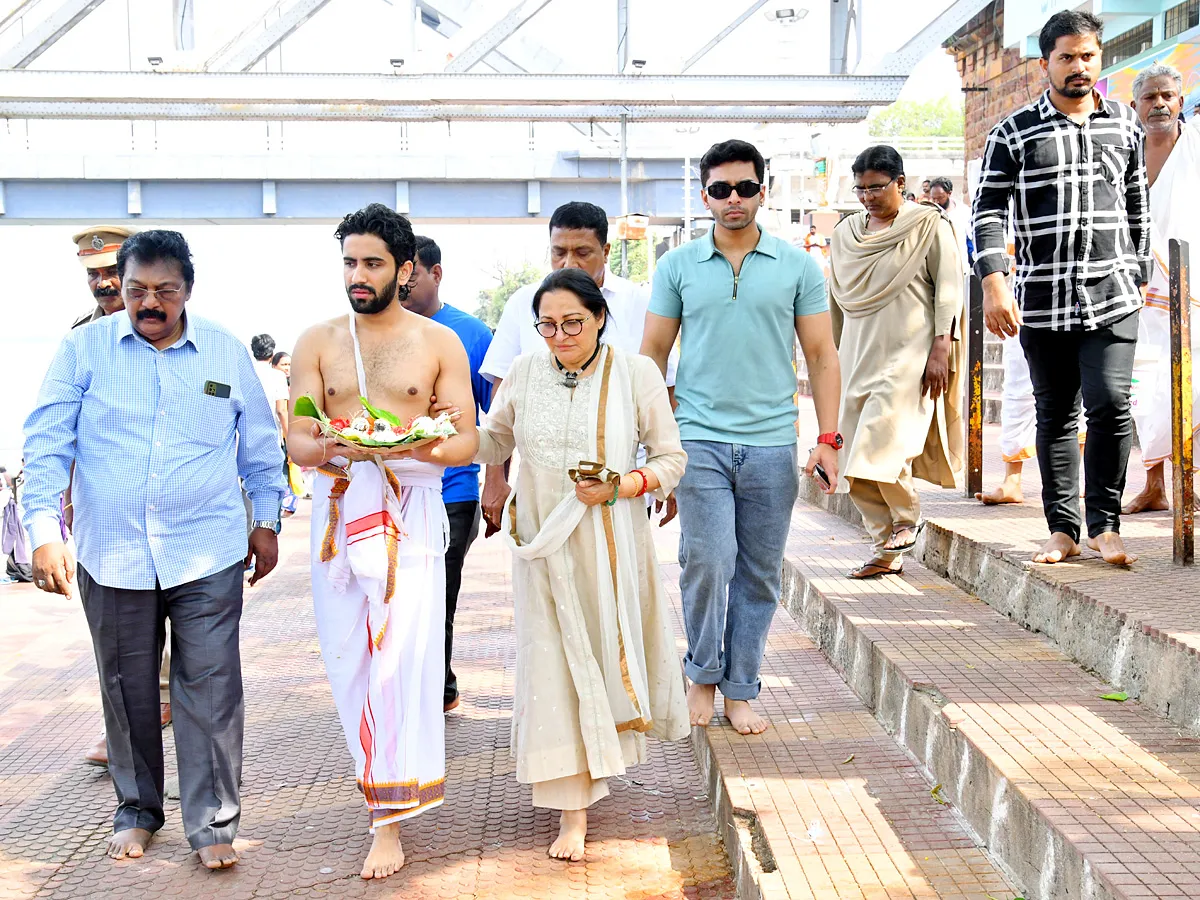 Actress Jayaprada mixed her brothers RajaBabu ashes in Godavari Photos