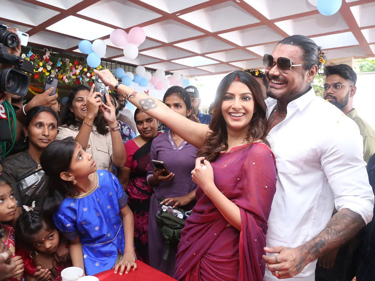 Varalaxmi Sarathkumar Birthday Celebrations With Her Husband Photos