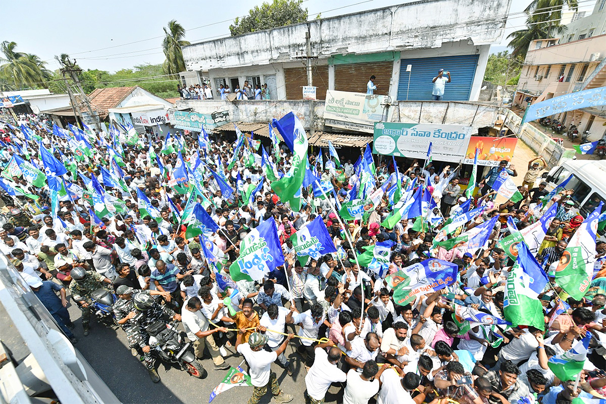 ys jagan memantha siddham bus yatra Anakapalle District photos - Sakshi17