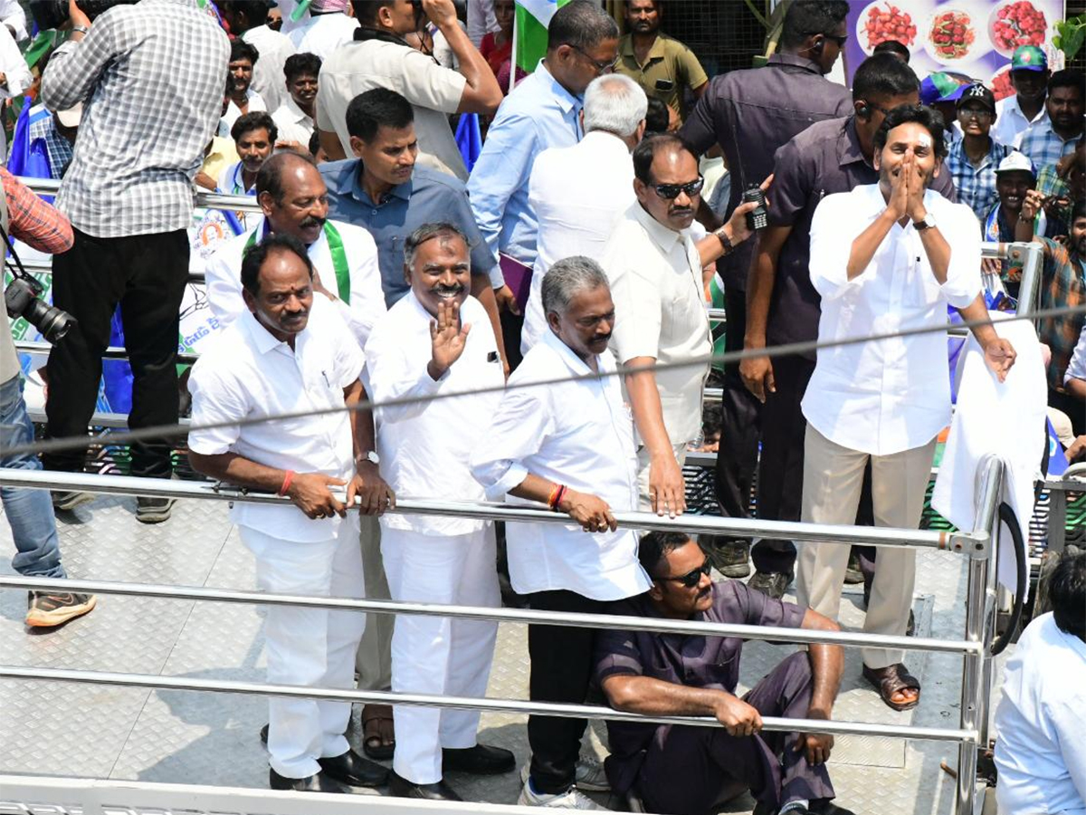 ys jagan memantha siddham bus yatra Anakapalle District photos - Sakshi2