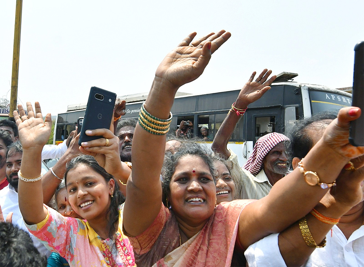 ys jagan memantha siddham bus yatra Anakapalle District photos - Sakshi23