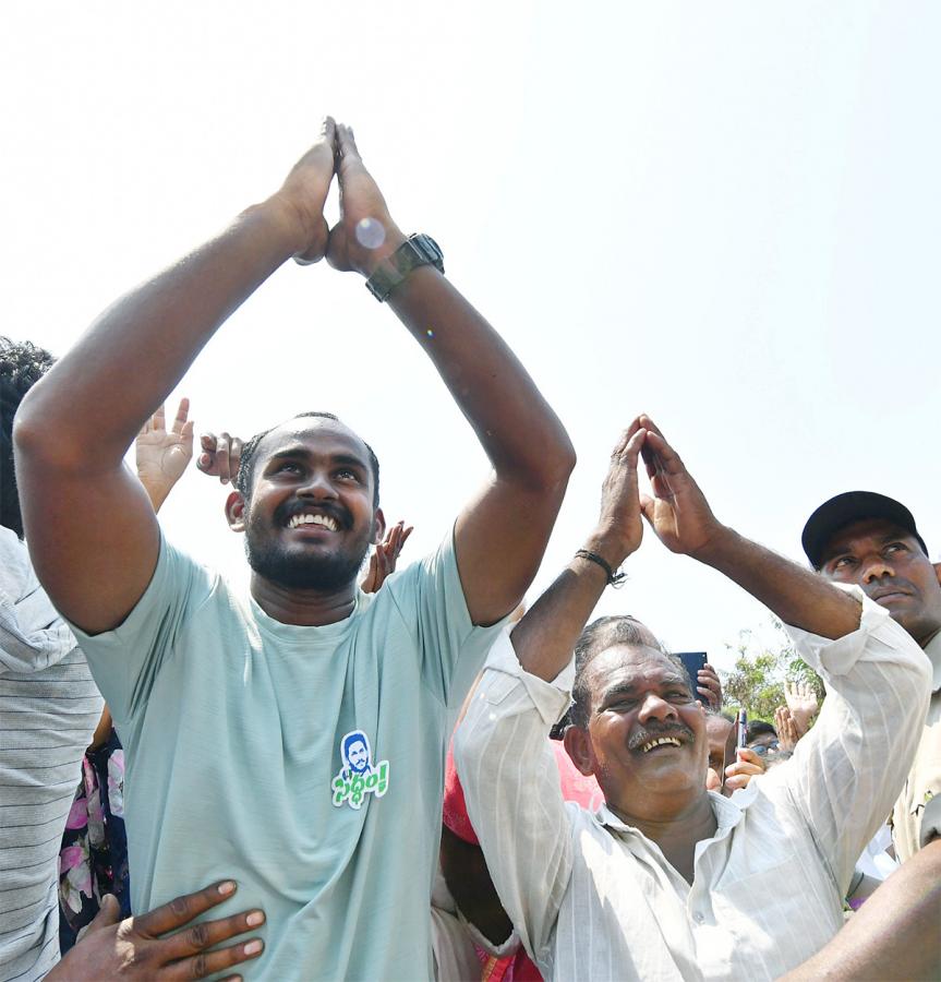 ys jagan memantha siddham bus yatra Anakapalle District photos - Sakshi24