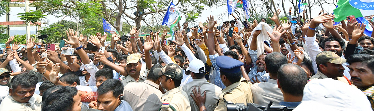 ys jagan memantha siddham bus yatra Anakapalle District photos - Sakshi26